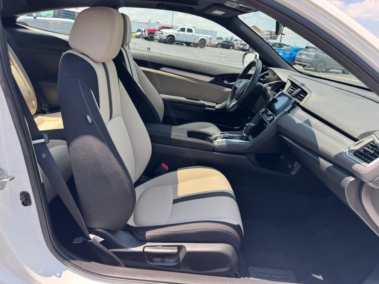 Honda Civic Coupe Vehicle Full-screen Gallery Image 16