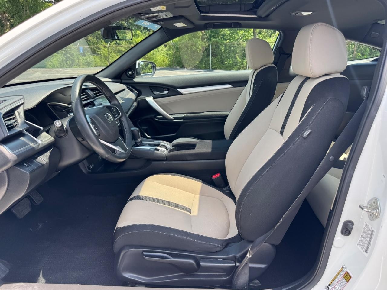 Honda Civic Coupe Vehicle Full-screen Gallery Image 17