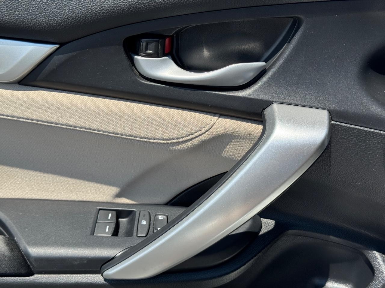 Honda Civic Coupe Vehicle Full-screen Gallery Image 24