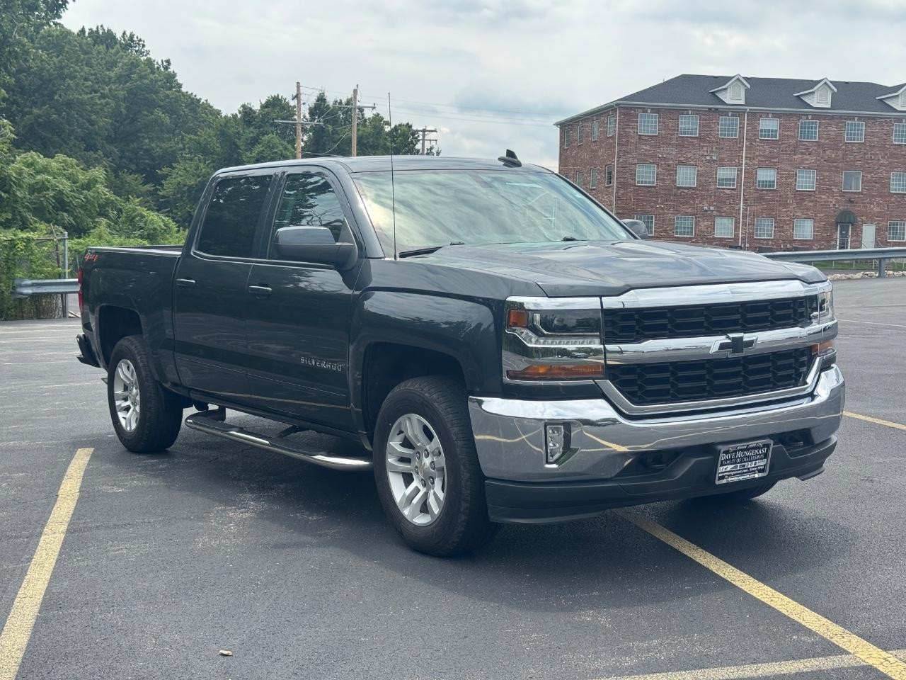 Chevrolet Silverado 1500 Vehicle Full-screen Gallery Image 02