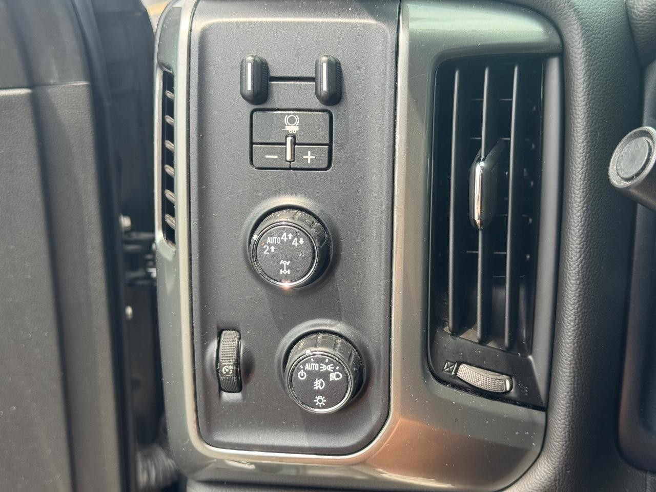 Chevrolet Silverado 1500 Vehicle Full-screen Gallery Image 22