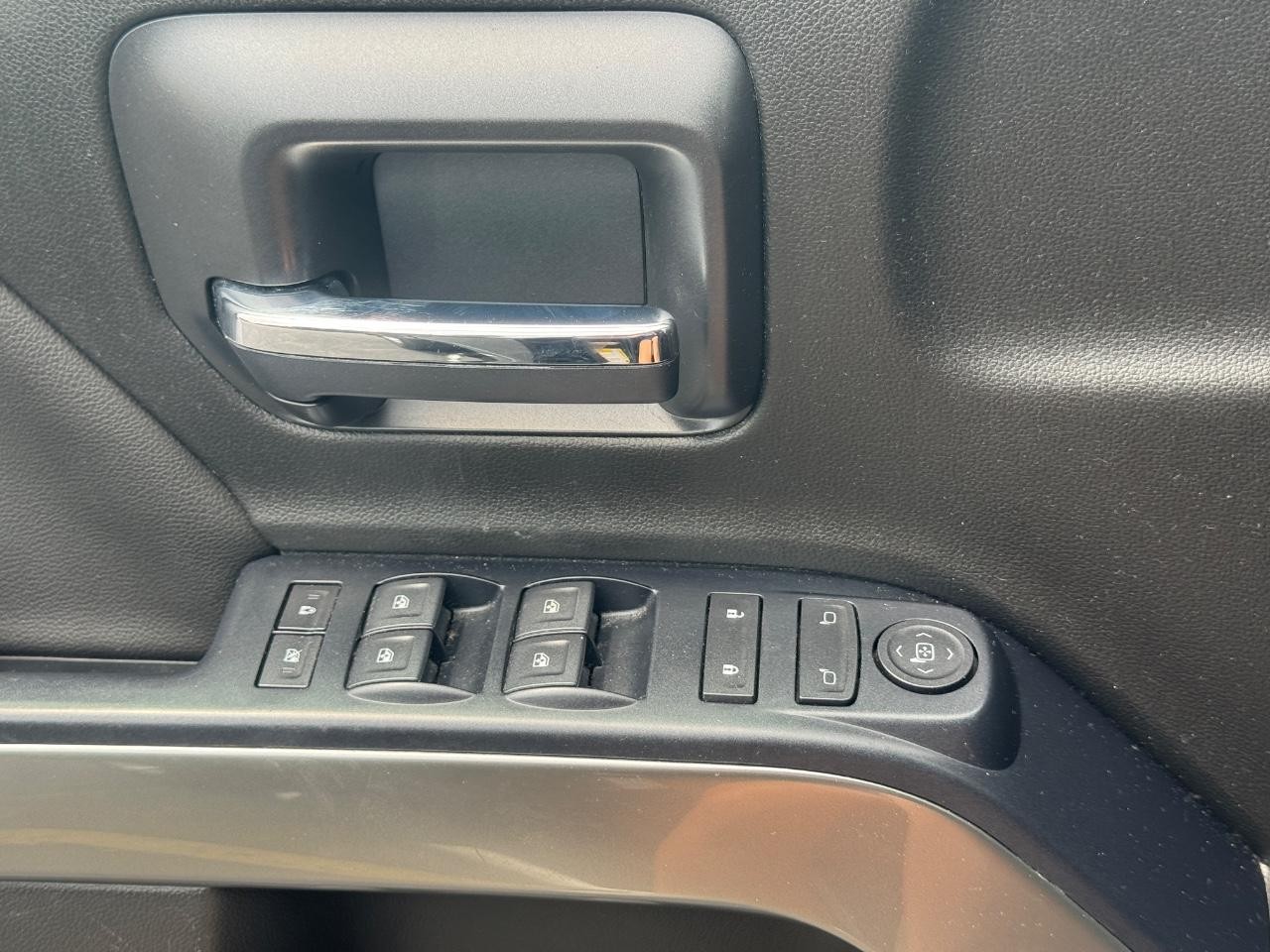 Chevrolet Silverado 1500 Vehicle Full-screen Gallery Image 24