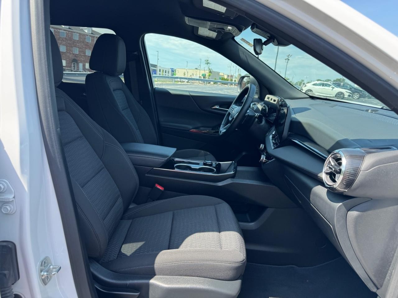 Chevrolet Equinox Vehicle Full-screen Gallery Image 18