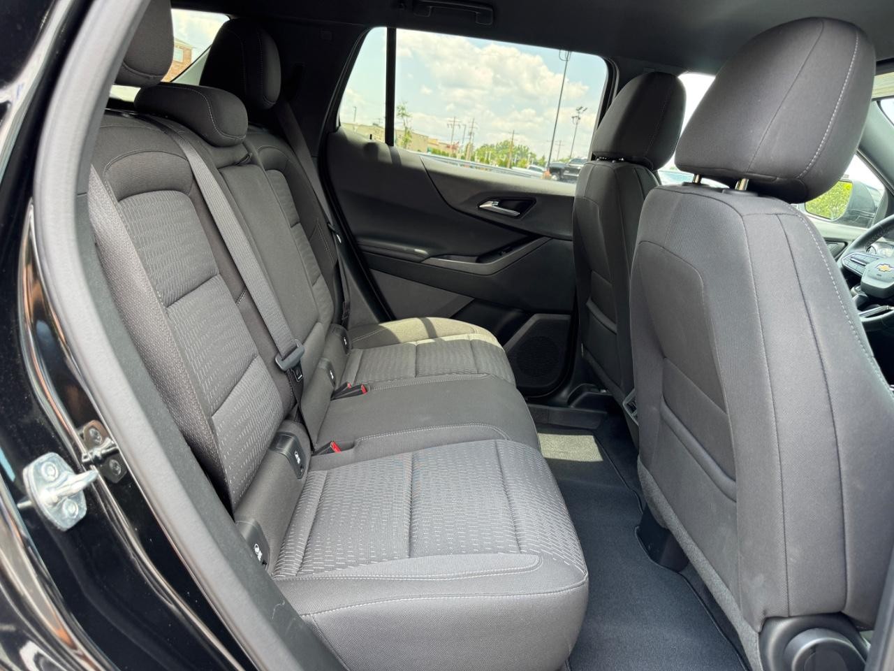 Chevrolet Equinox Vehicle Full-screen Gallery Image 11