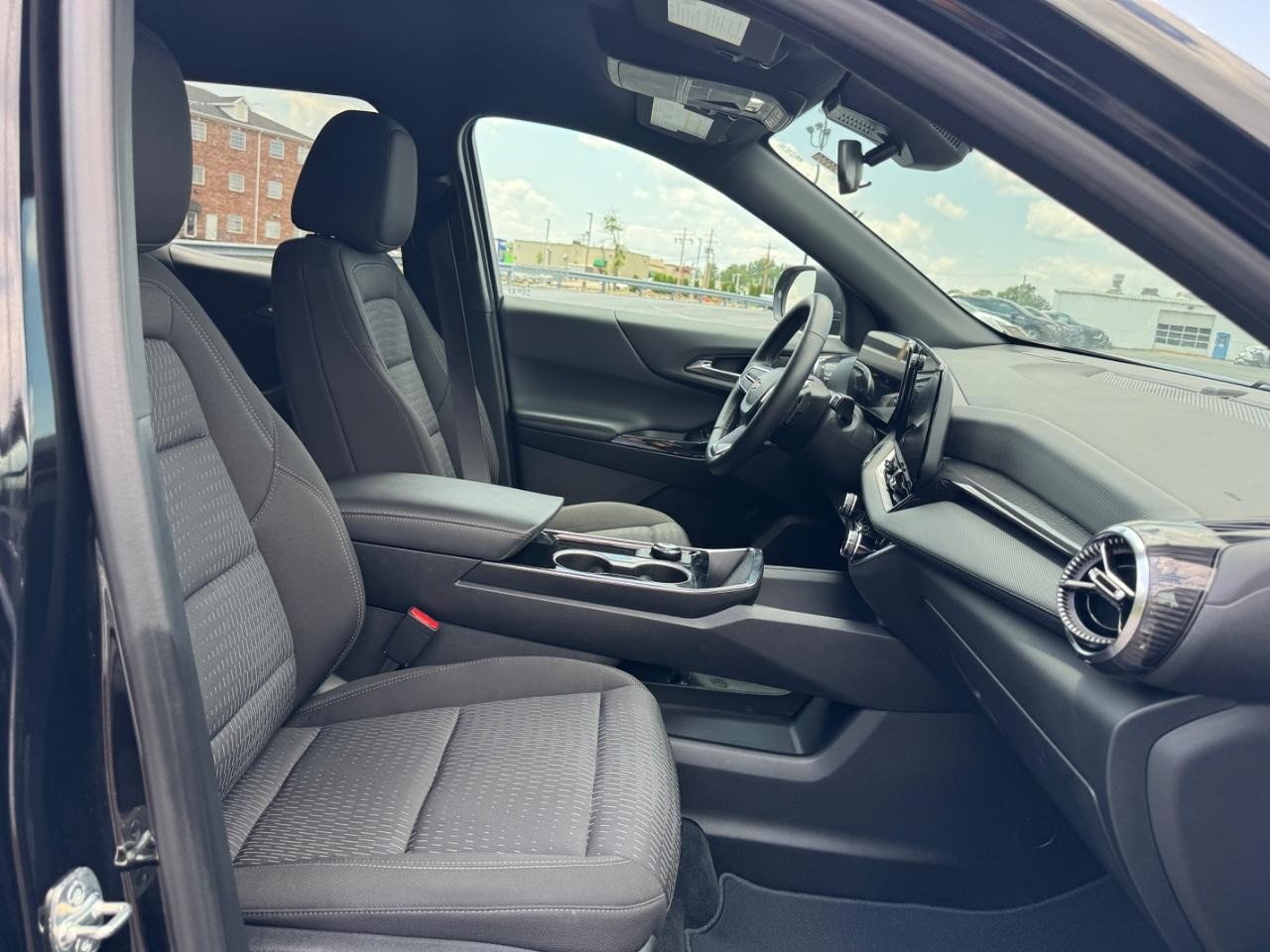 Chevrolet Equinox Vehicle Full-screen Gallery Image 18