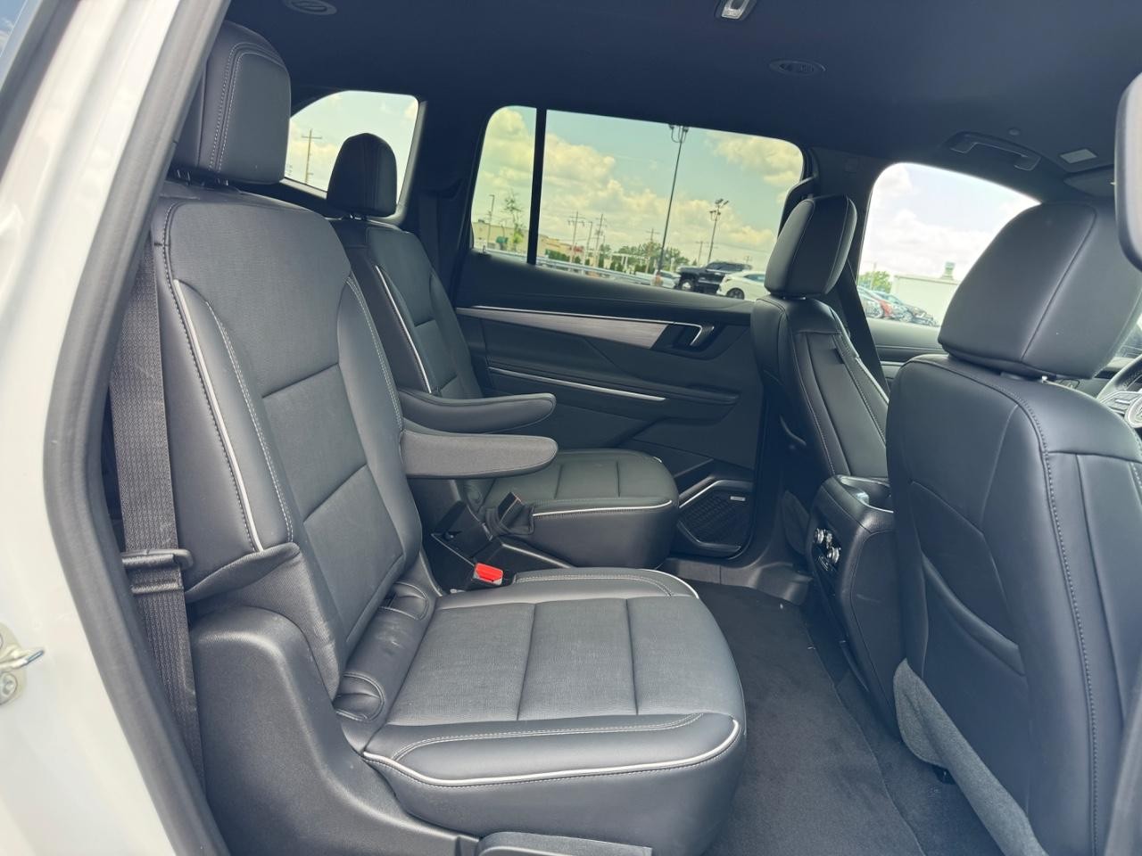 Buick Enclave Vehicle Full-screen Gallery Image 11