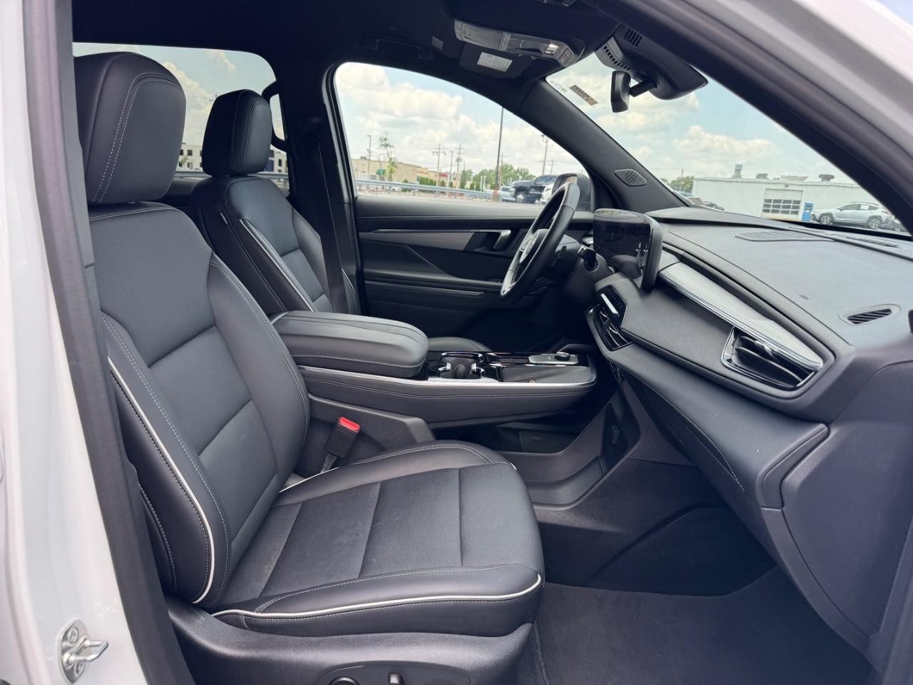 Buick Enclave Vehicle Full-screen Gallery Image 18