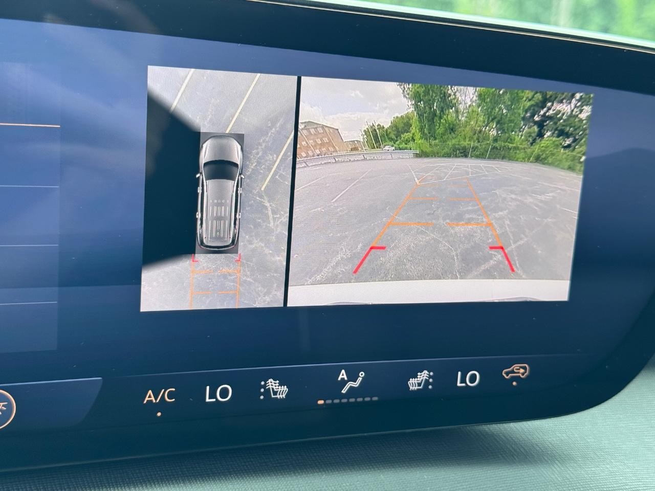 Buick Enclave Vehicle Full-screen Gallery Image 25