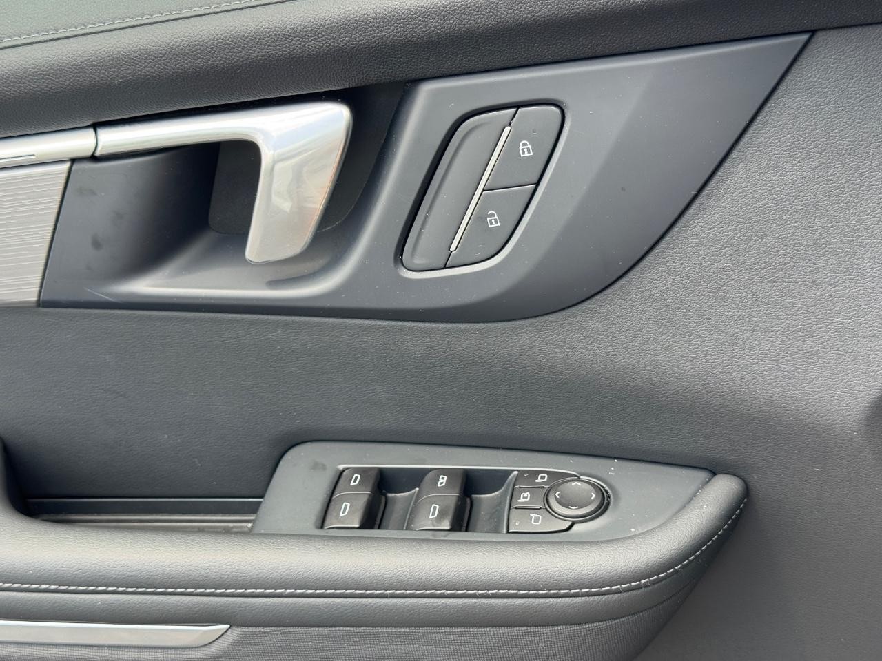 Buick Enclave Vehicle Full-screen Gallery Image 27