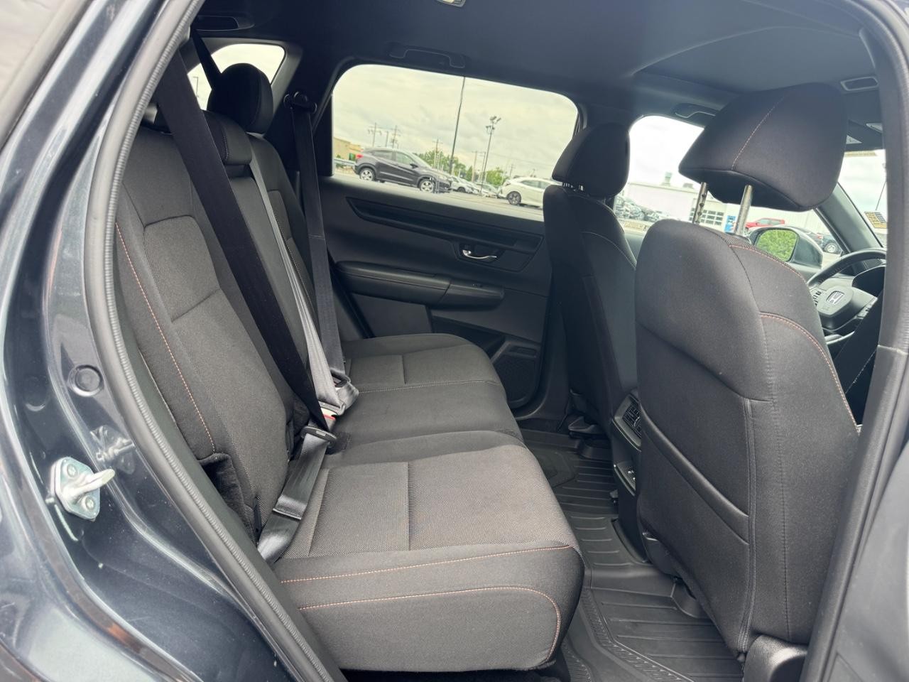 Honda CR-V Hybrid Vehicle Full-screen Gallery Image 11