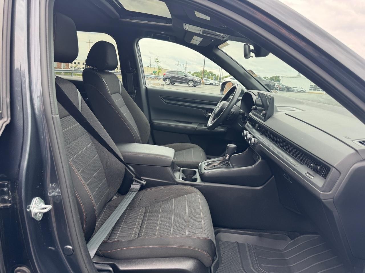 Honda CR-V Hybrid Vehicle Full-screen Gallery Image 17