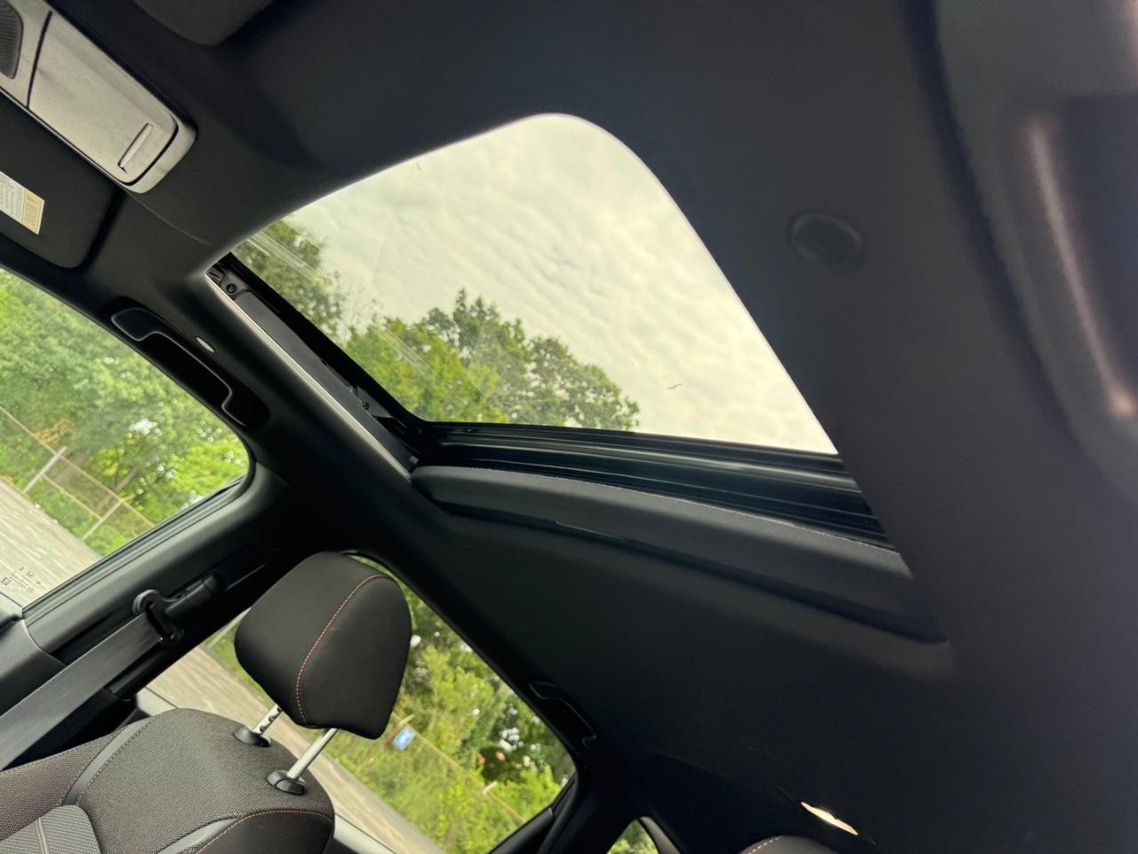 Honda CR-V Hybrid Vehicle Full-screen Gallery Image 19