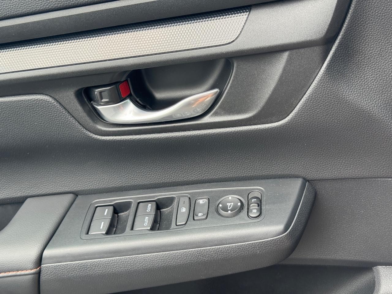 Honda CR-V Hybrid Vehicle Full-screen Gallery Image 25