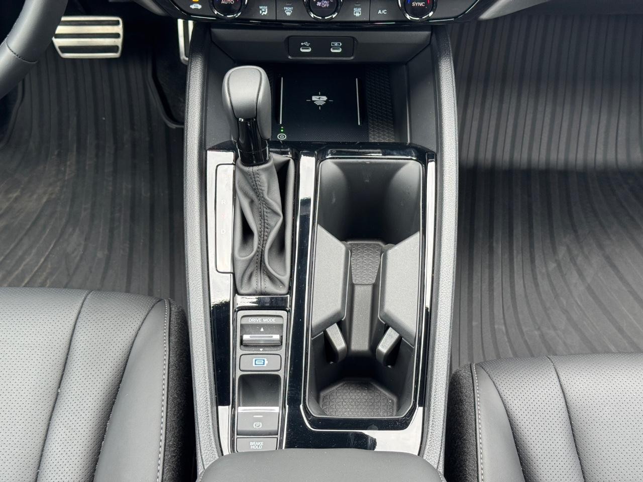 Honda Accord Hybrid Vehicle Full-screen Gallery Image 16