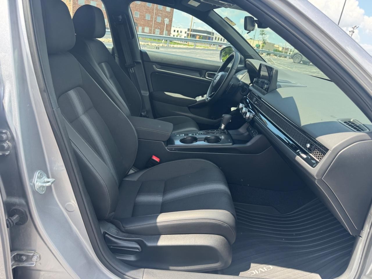Honda Civic Hatchback Vehicle Full-screen Gallery Image 17