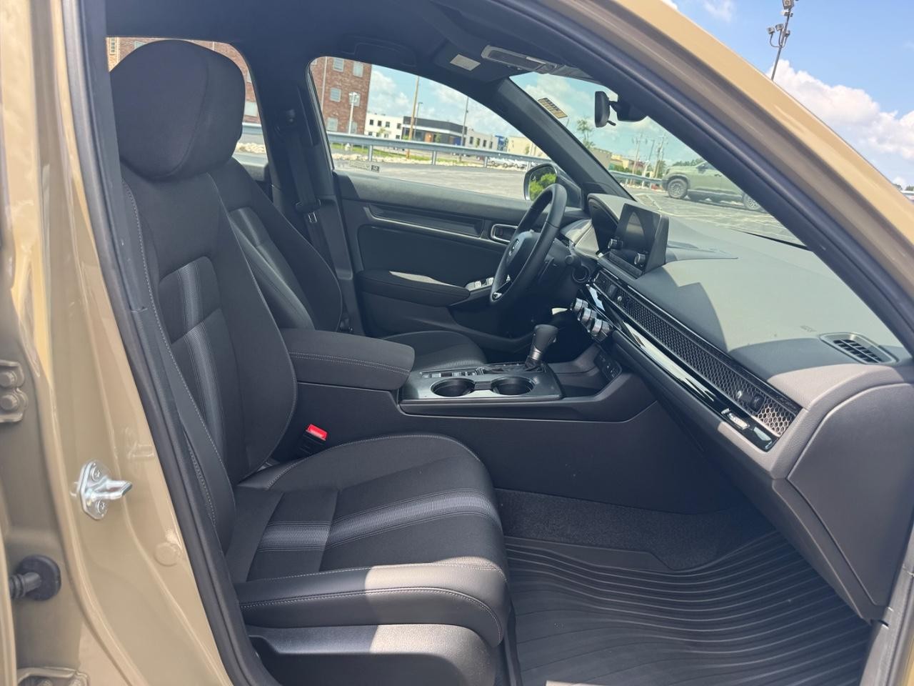 Honda Civic Hatchback Vehicle Full-screen Gallery Image 17