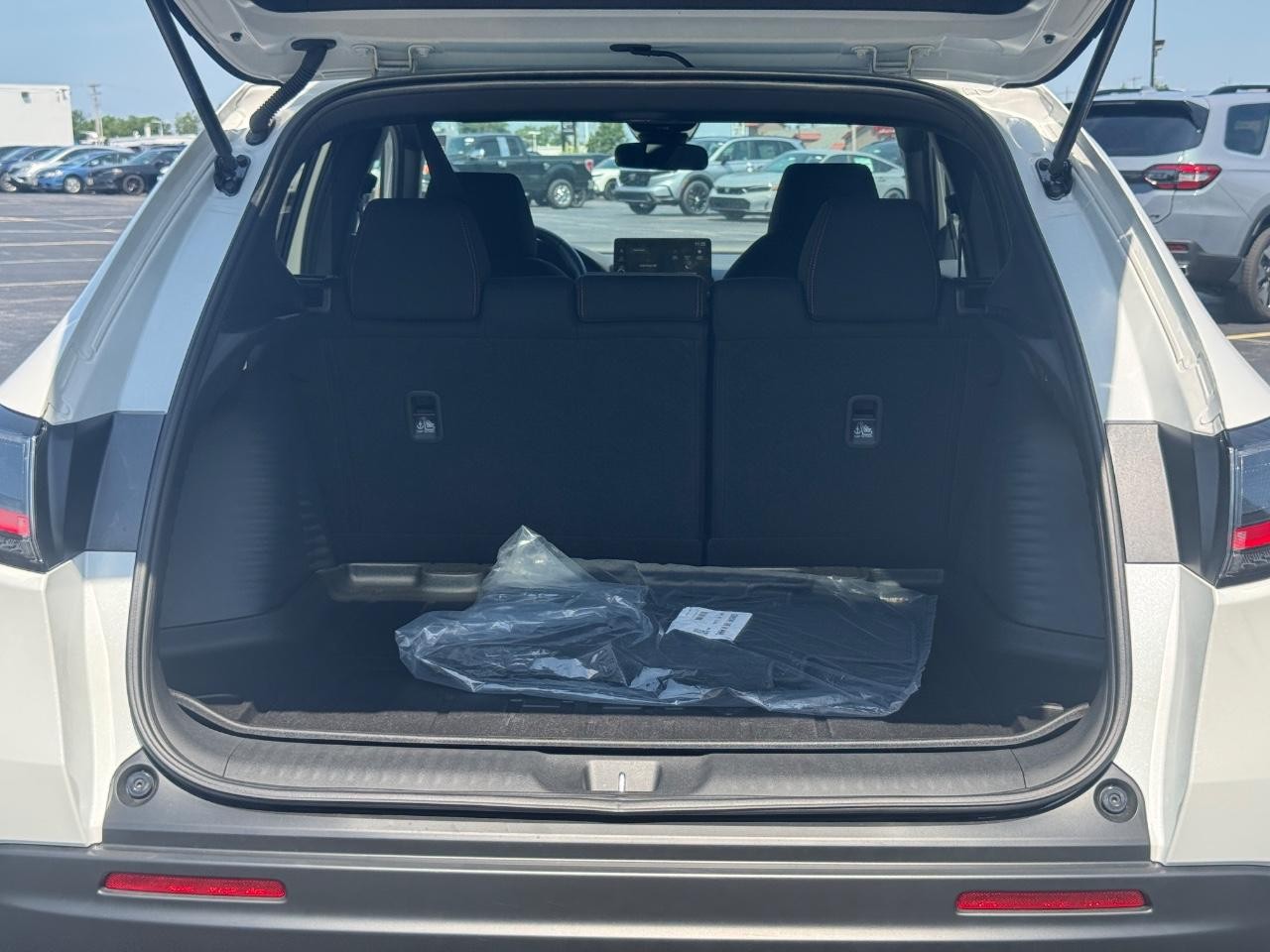 Honda HR-V Vehicle Full-screen Gallery Image 05