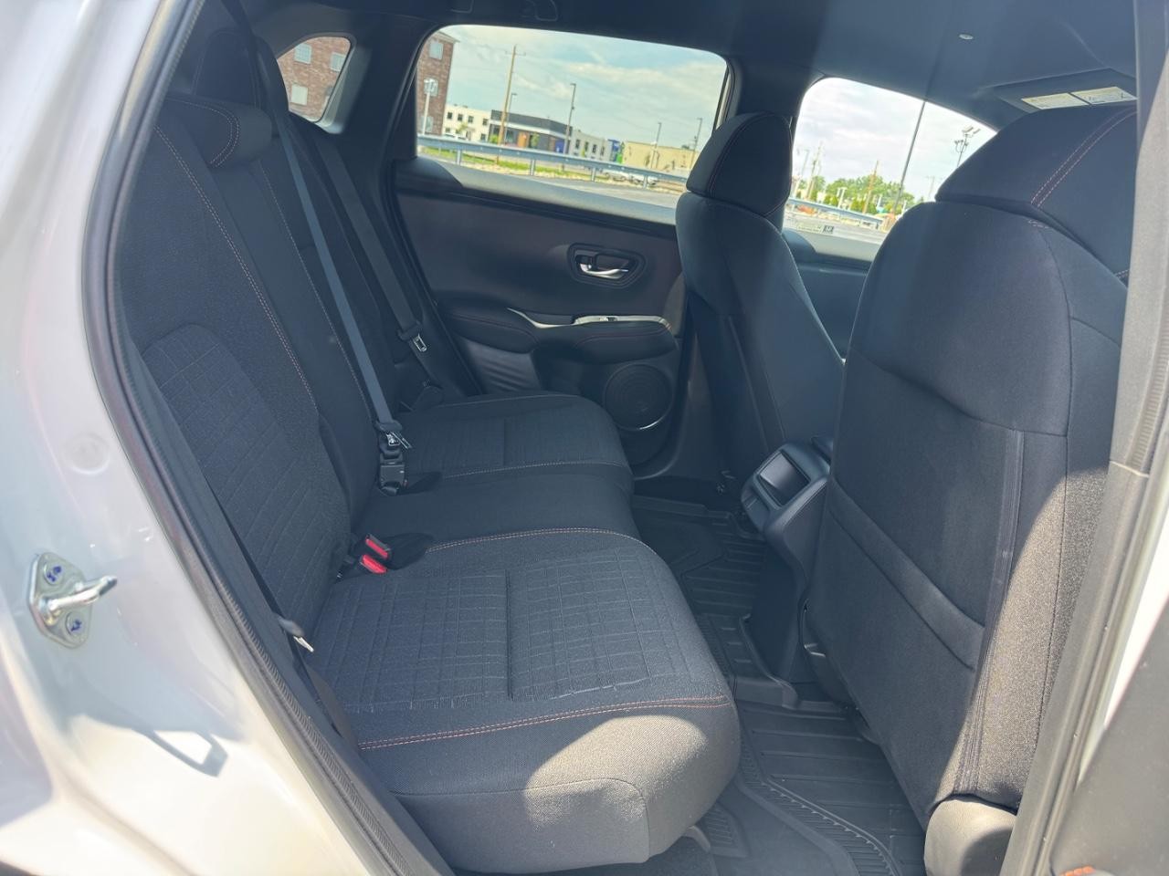 Honda HR-V Vehicle Full-screen Gallery Image 11