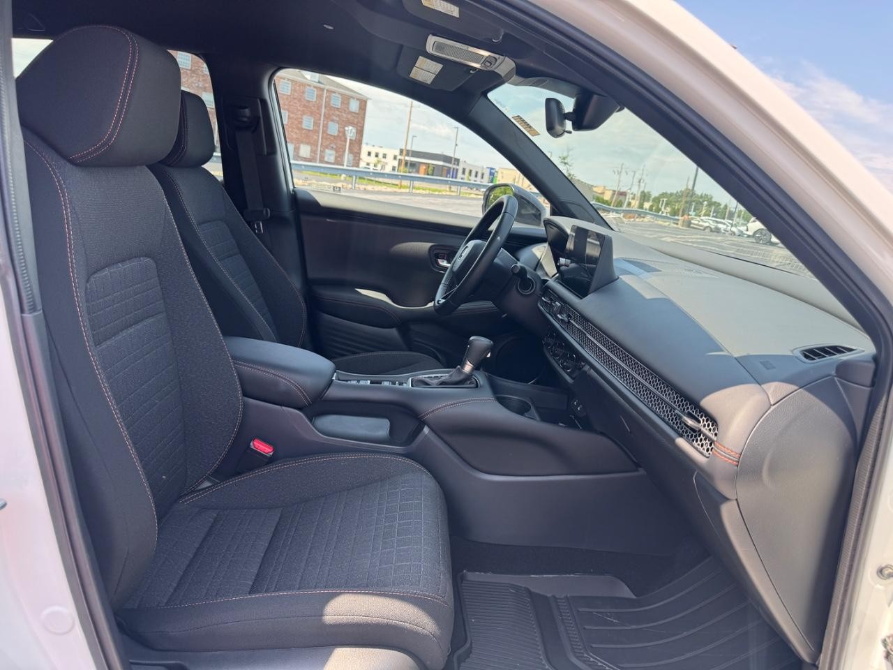 Honda HR-V Vehicle Full-screen Gallery Image 17