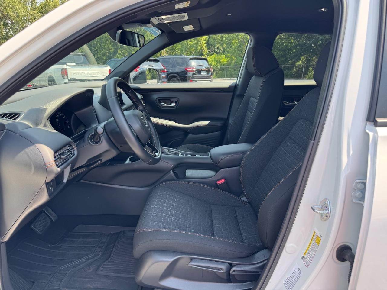 Honda HR-V Vehicle Full-screen Gallery Image 18