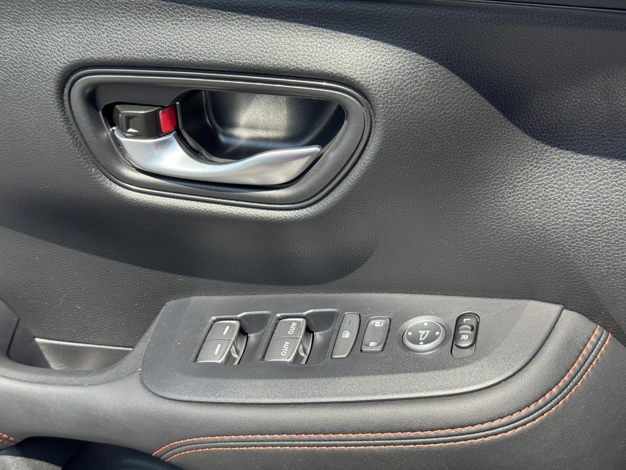 Honda HR-V Vehicle Full-screen Gallery Image 24