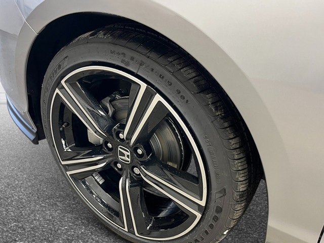 Honda Accord Sedan Vehicle Full-screen Gallery Image 11