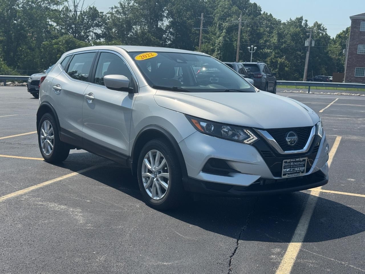 Nissan Rogue Sport Vehicle Full-screen Gallery Image 02