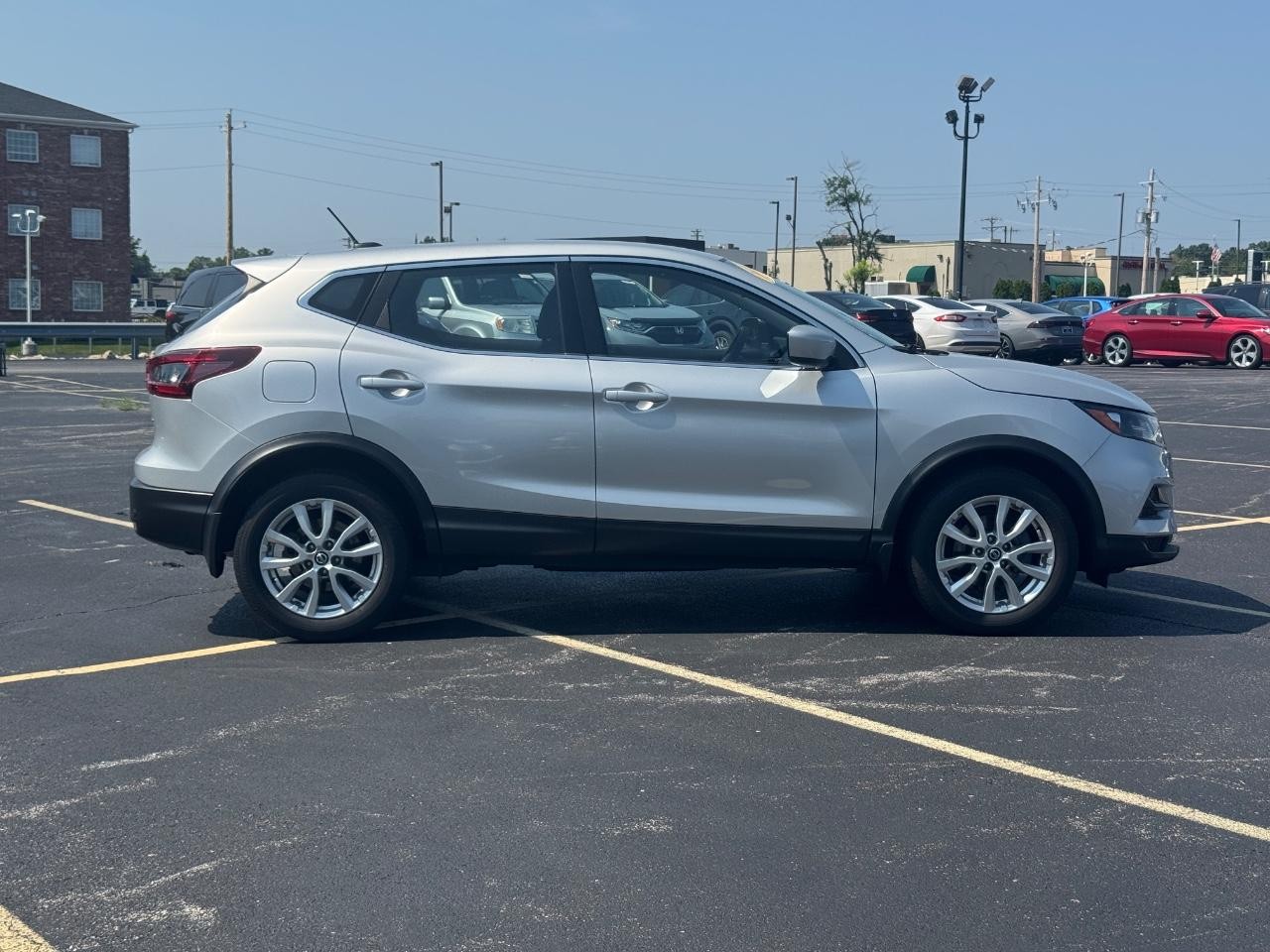 Nissan Rogue Sport Vehicle Full-screen Gallery Image 03