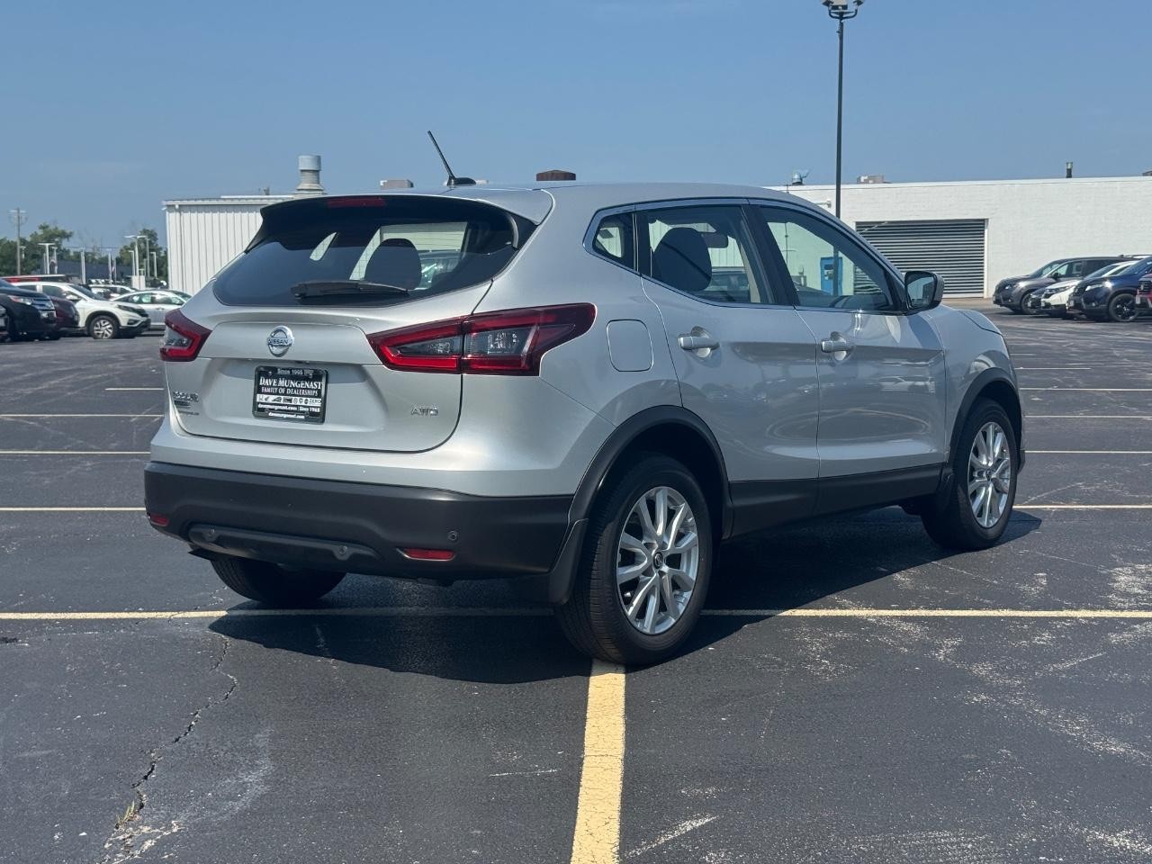 Nissan Rogue Sport Vehicle Full-screen Gallery Image 04