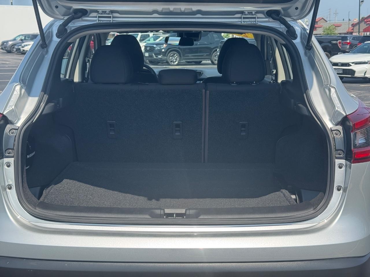 Nissan Rogue Sport Vehicle Full-screen Gallery Image 05