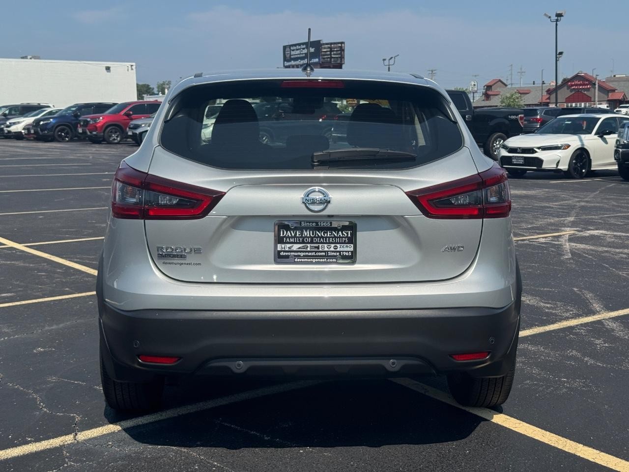 Nissan Rogue Sport Vehicle Full-screen Gallery Image 06