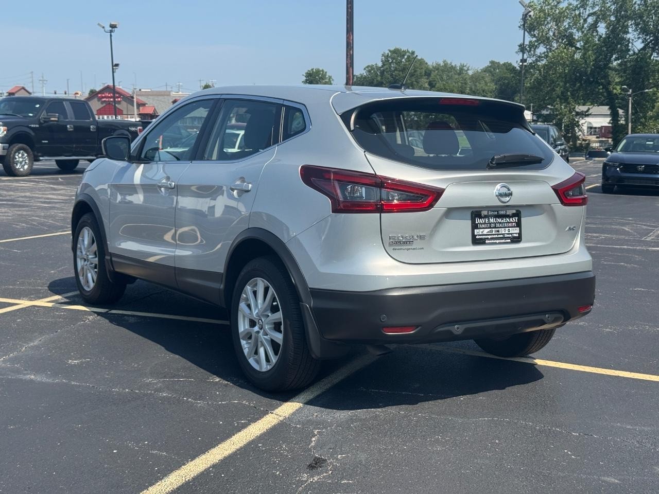 Nissan Rogue Sport Vehicle Full-screen Gallery Image 07