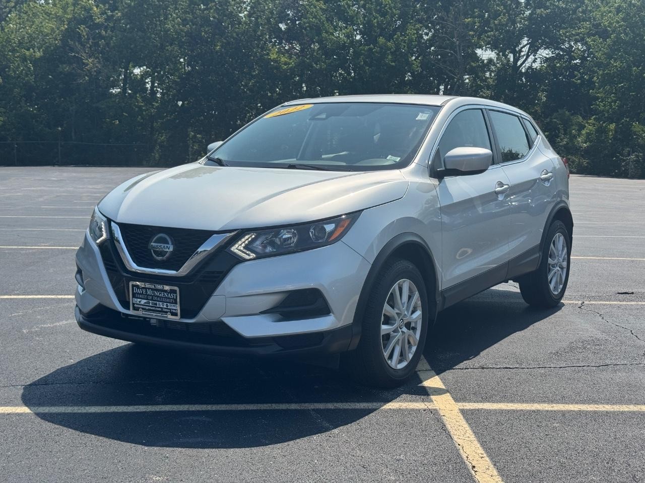 Nissan Rogue Sport Vehicle Full-screen Gallery Image 09