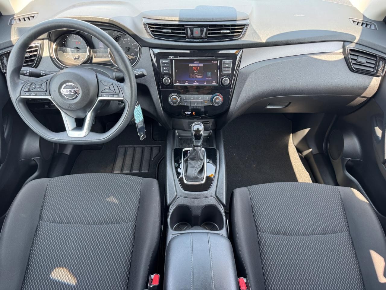 Nissan Rogue Sport Vehicle Full-screen Gallery Image 12
