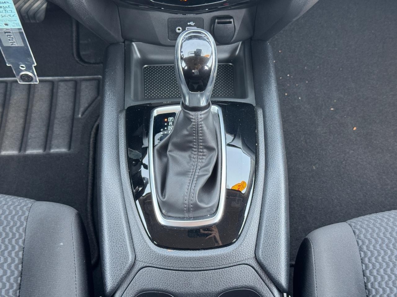 Nissan Rogue Sport Vehicle Full-screen Gallery Image 15