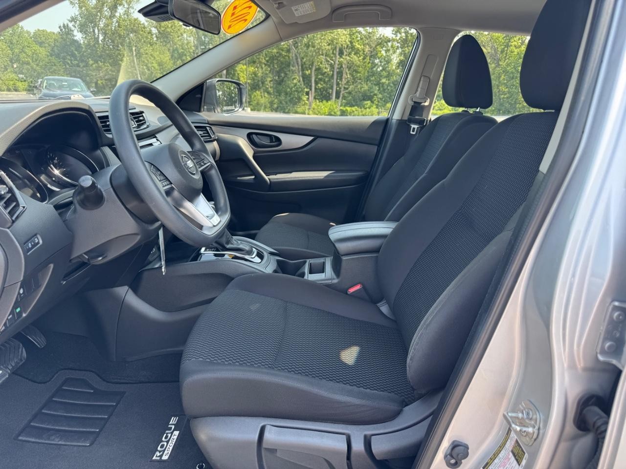Nissan Rogue Sport Vehicle Full-screen Gallery Image 18