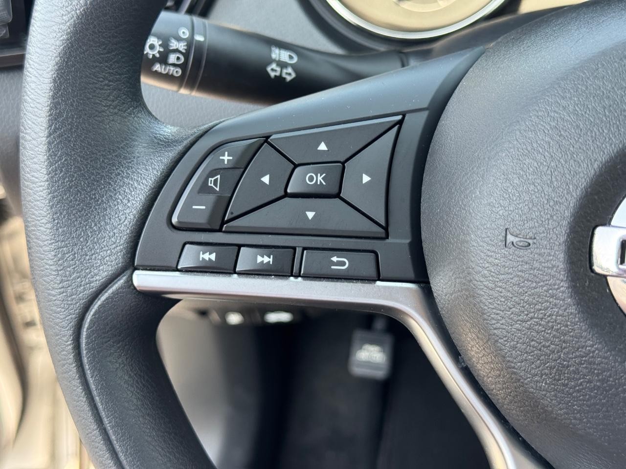 Nissan Rogue Sport Vehicle Full-screen Gallery Image 20