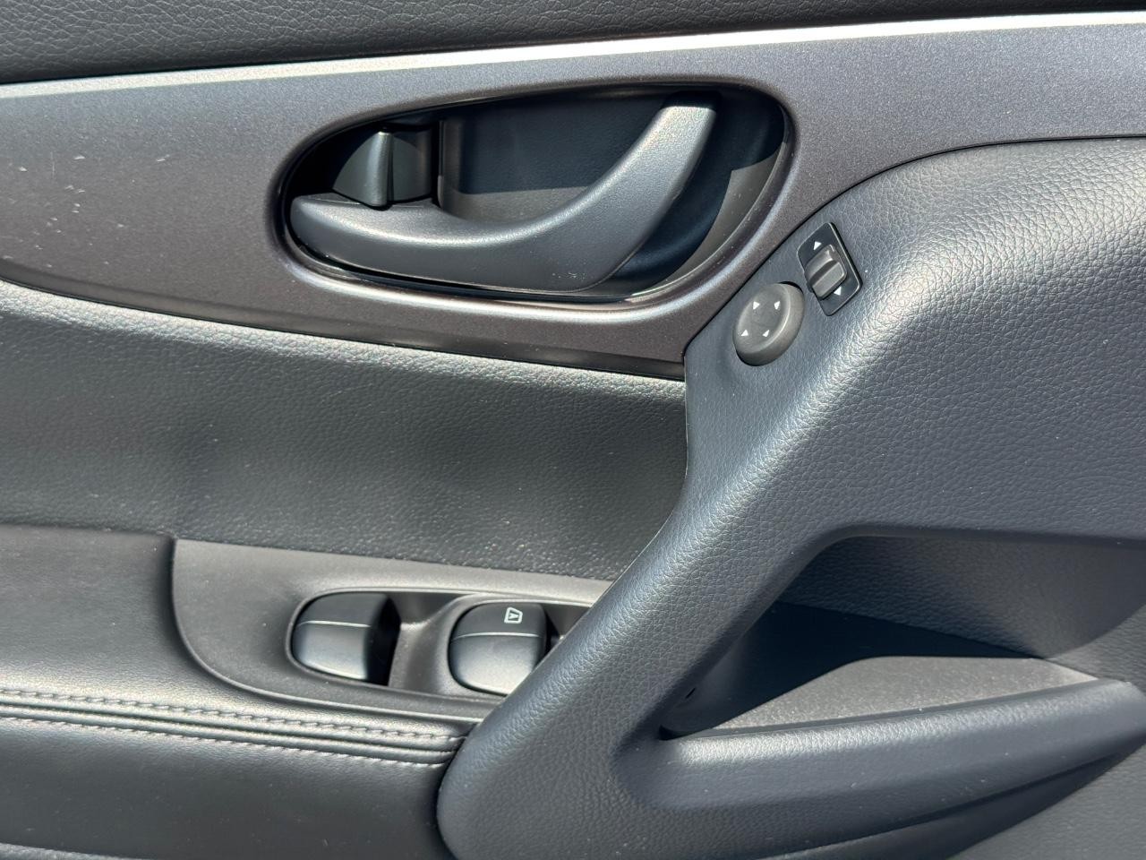 Nissan Rogue Sport Vehicle Full-screen Gallery Image 24