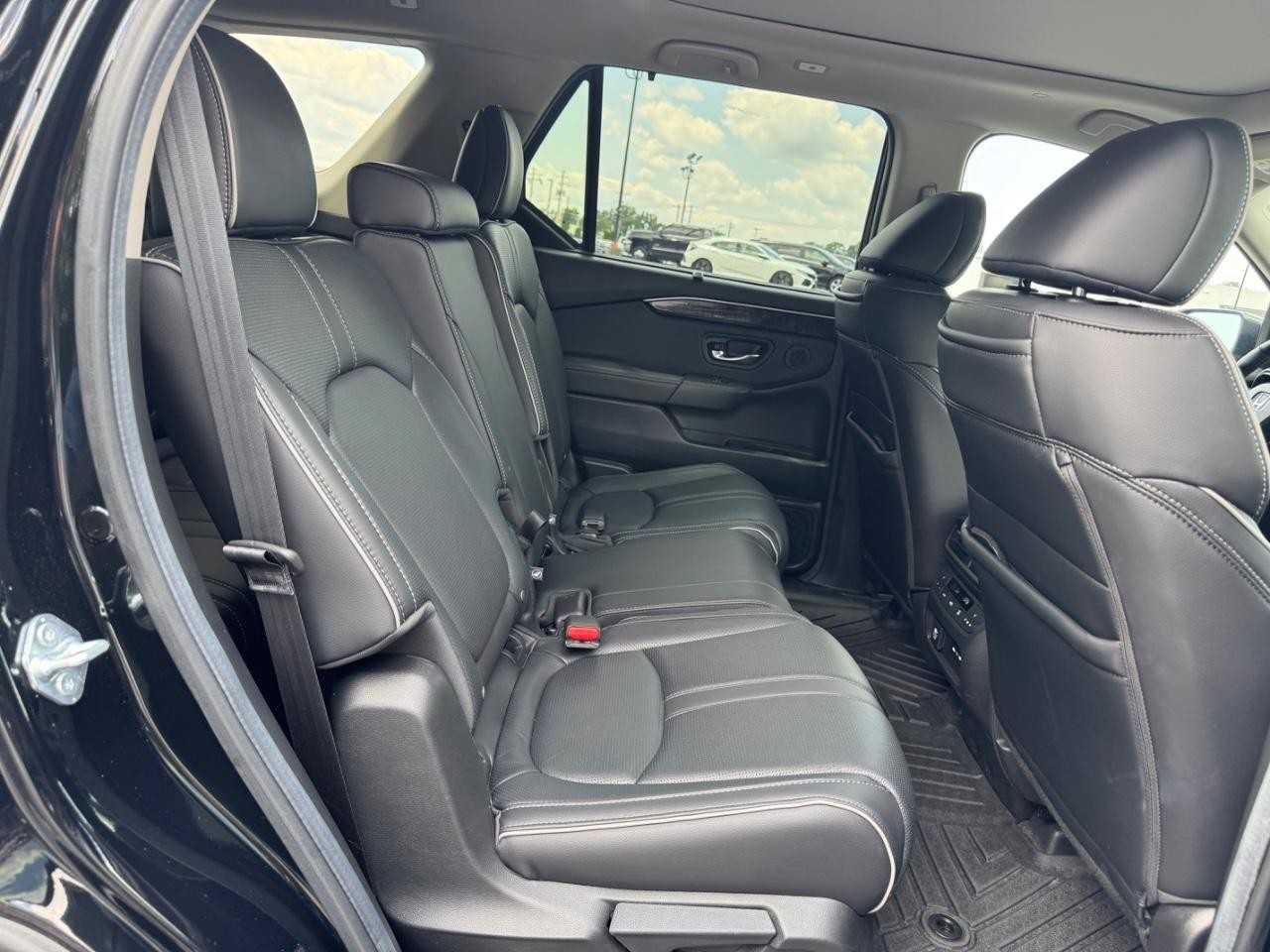 Honda Pilot Vehicle Full-screen Gallery Image 11