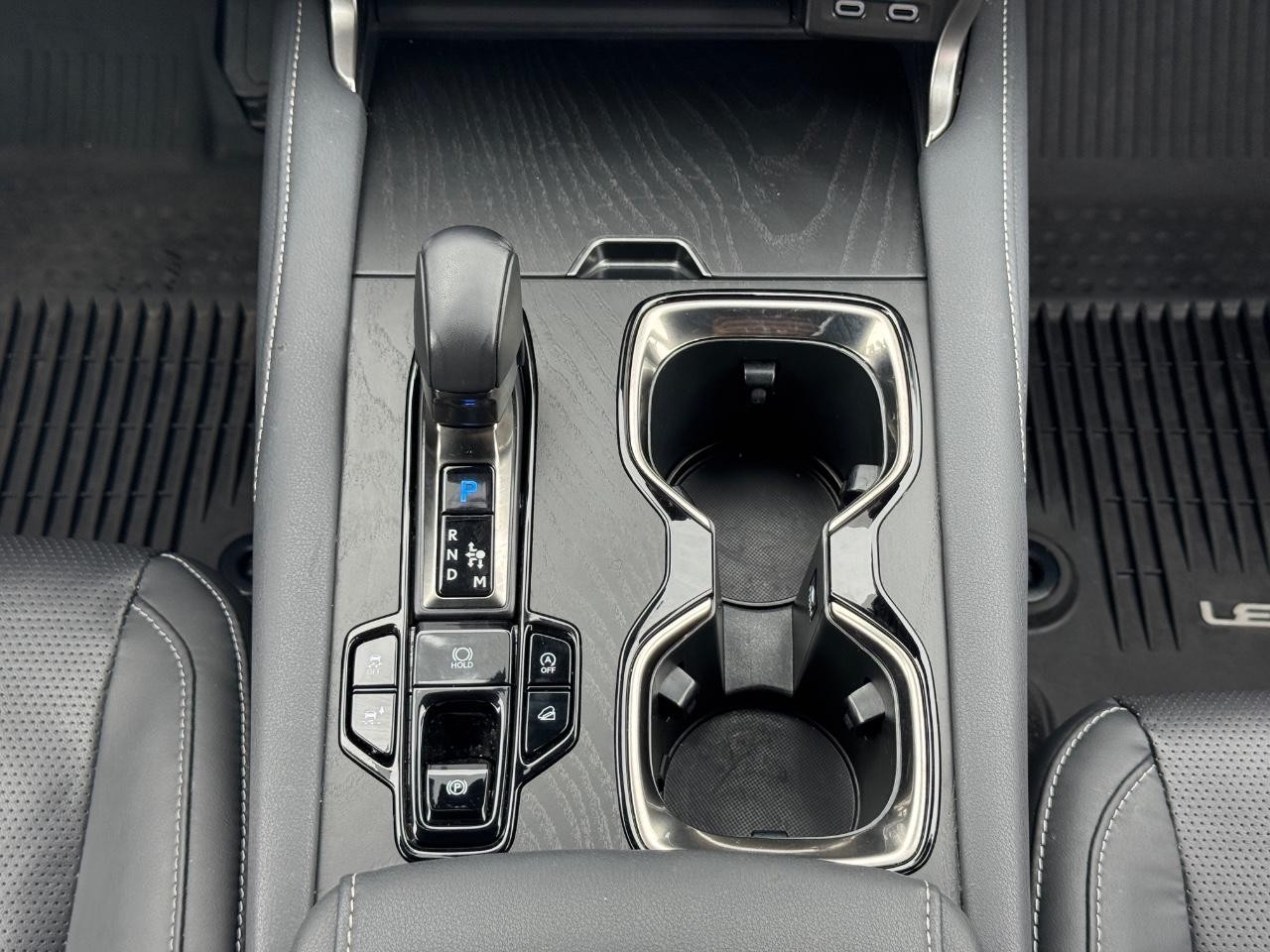Lexus RX Vehicle Full-screen Gallery Image 15