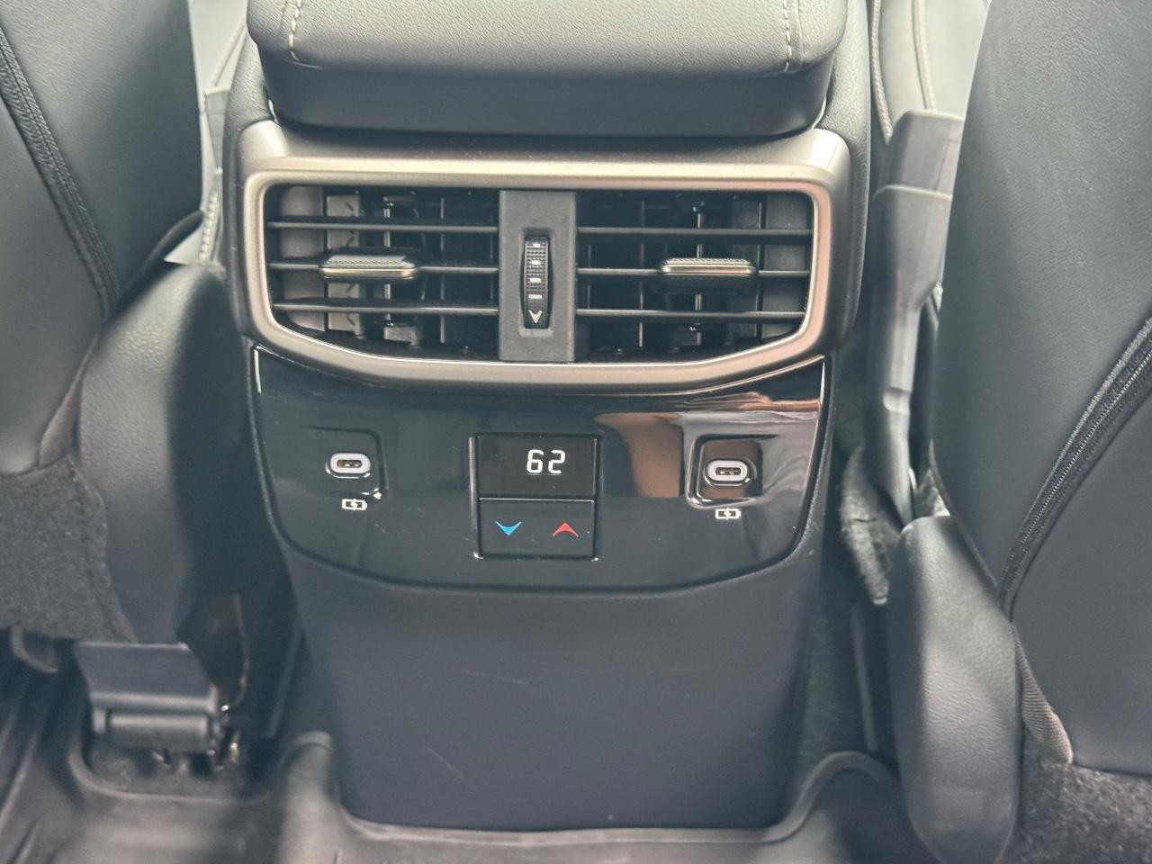 Lexus RX Vehicle Full-screen Gallery Image 16