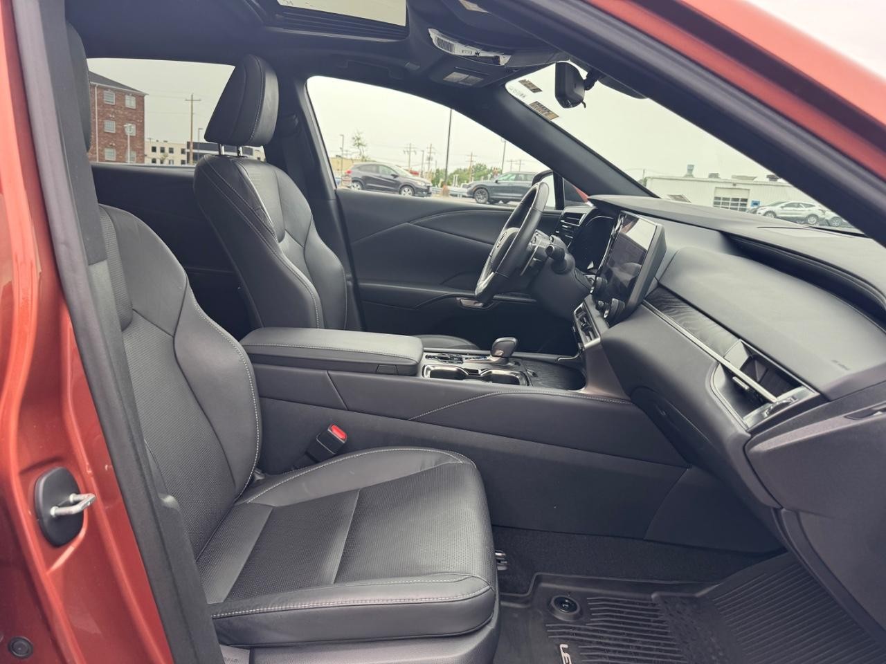 Lexus RX Vehicle Full-screen Gallery Image 17