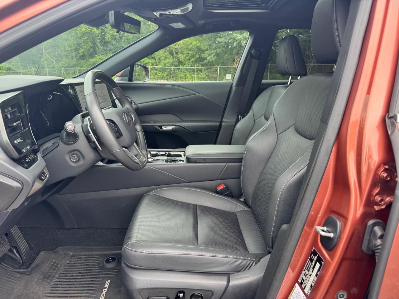 Lexus RX Vehicle Full-screen Gallery Image 18