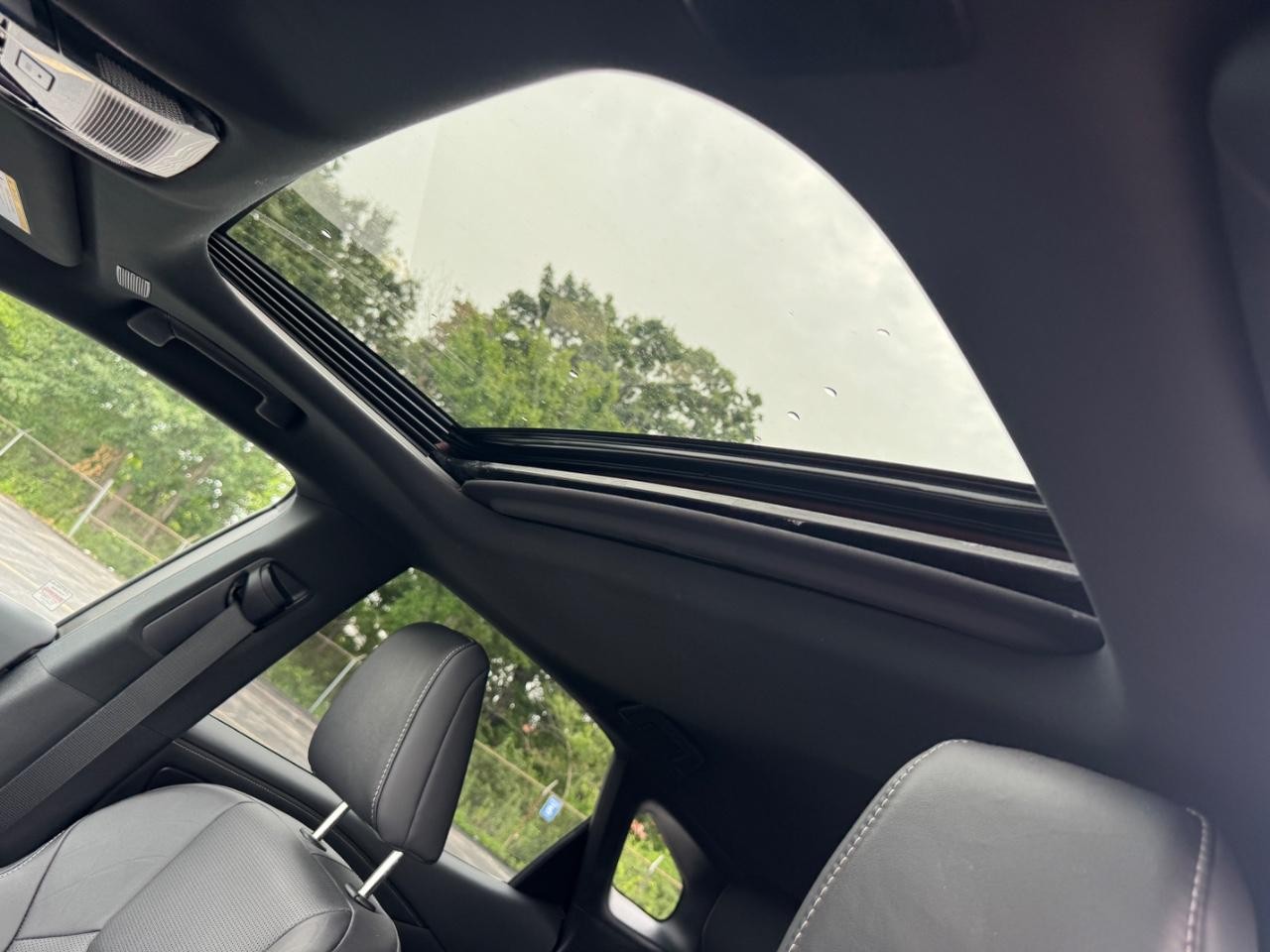 Lexus RX Vehicle Full-screen Gallery Image 19