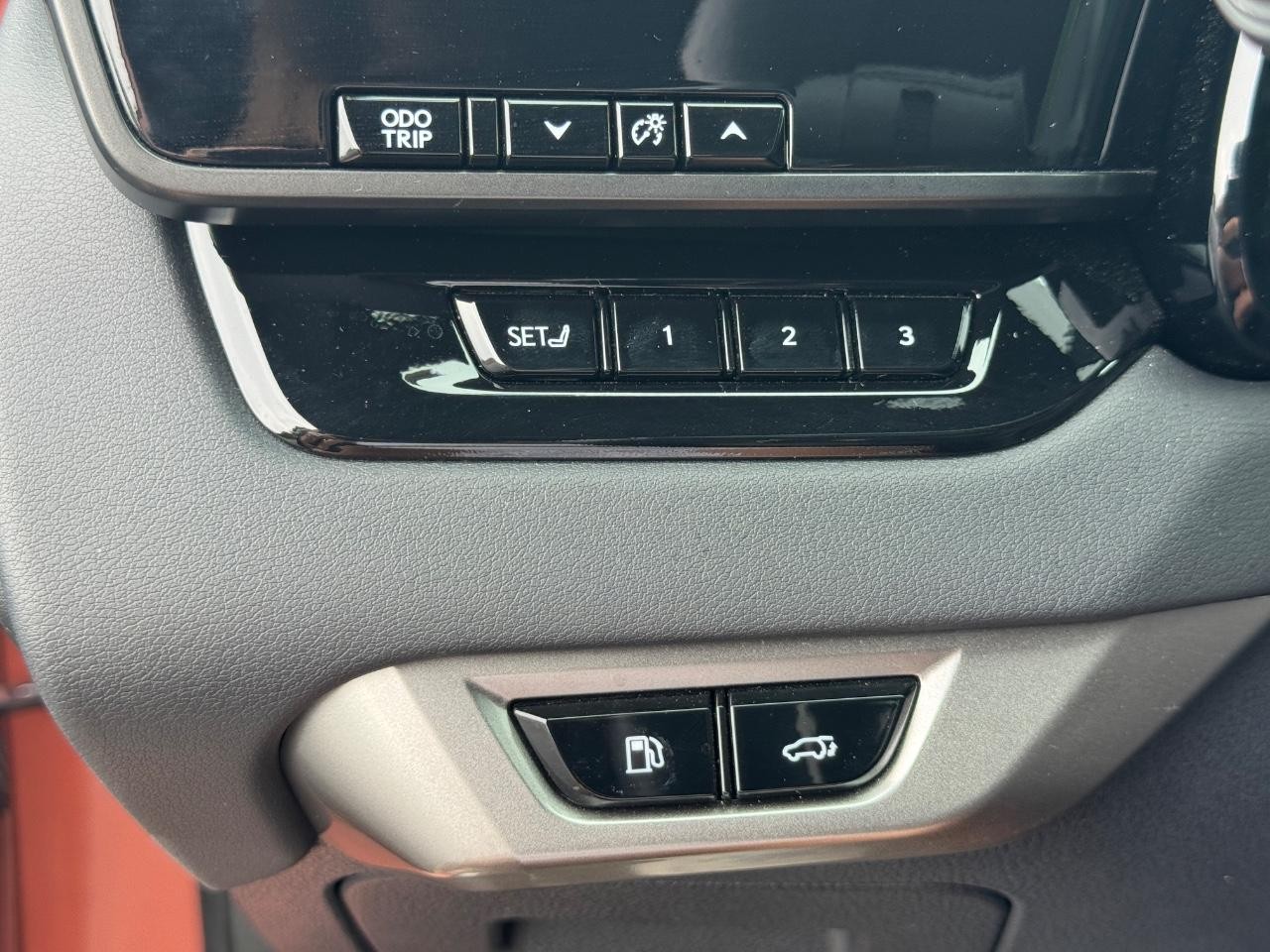 Lexus RX Vehicle Full-screen Gallery Image 23