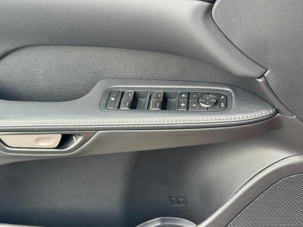 Lexus RX Vehicle Full-screen Gallery Image 25