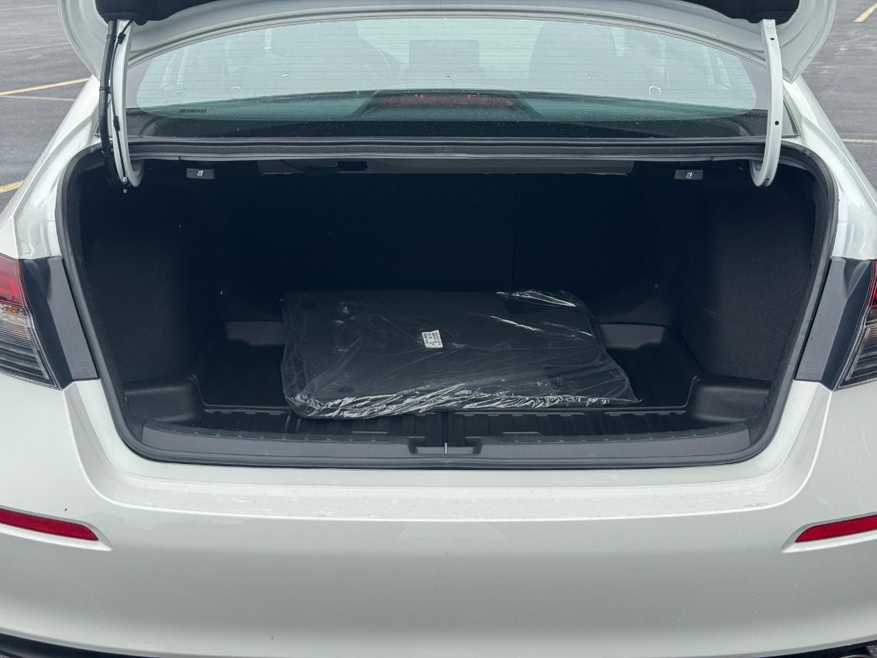 Honda Civic Sedan Vehicle Full-screen Gallery Image 05