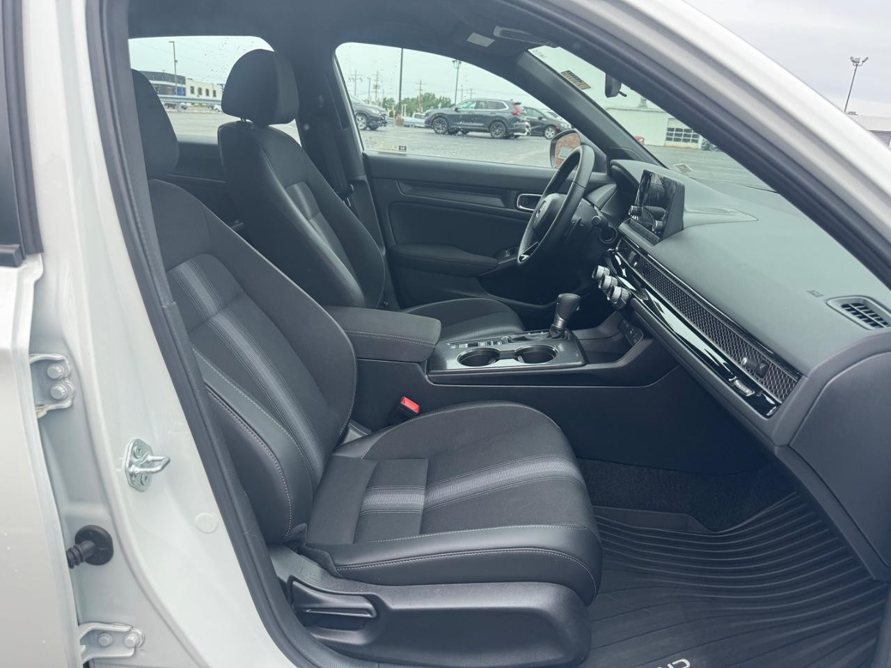 Honda Civic Sedan Vehicle Full-screen Gallery Image 17