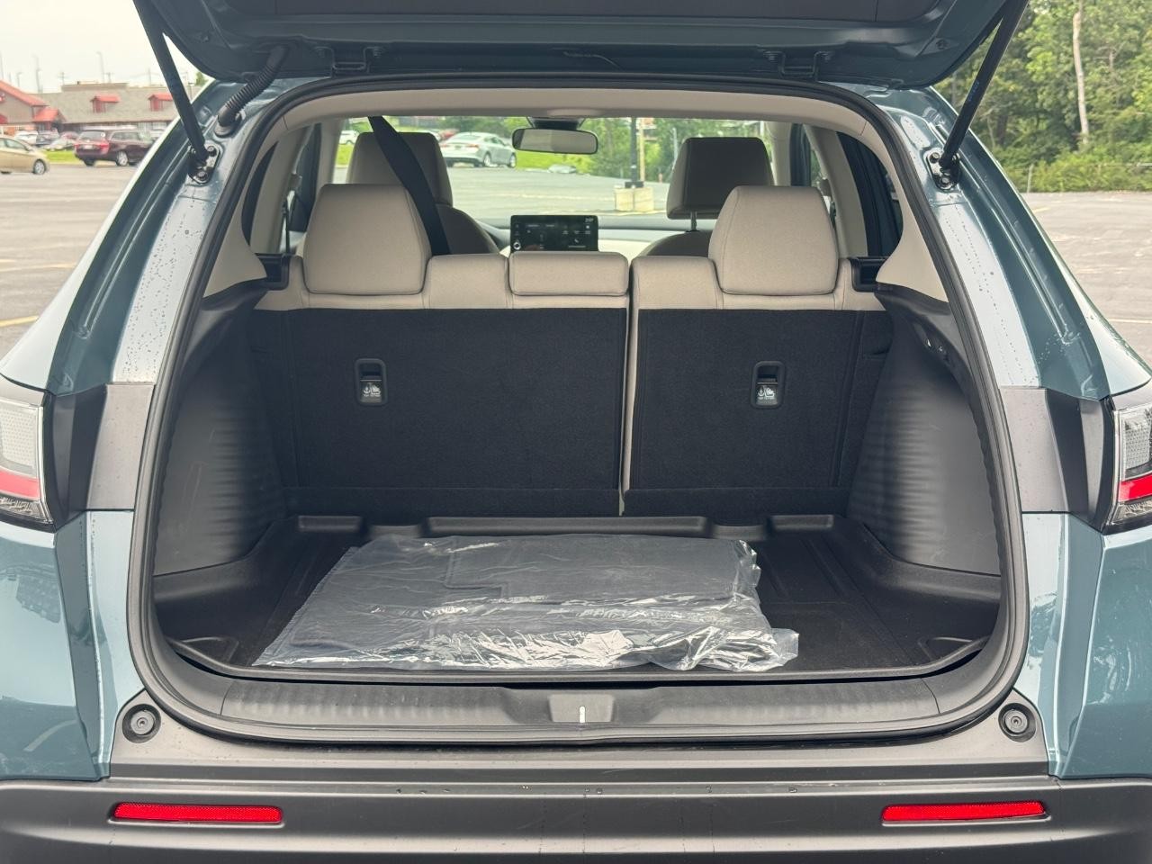 Honda HR-V Vehicle Full-screen Gallery Image 05