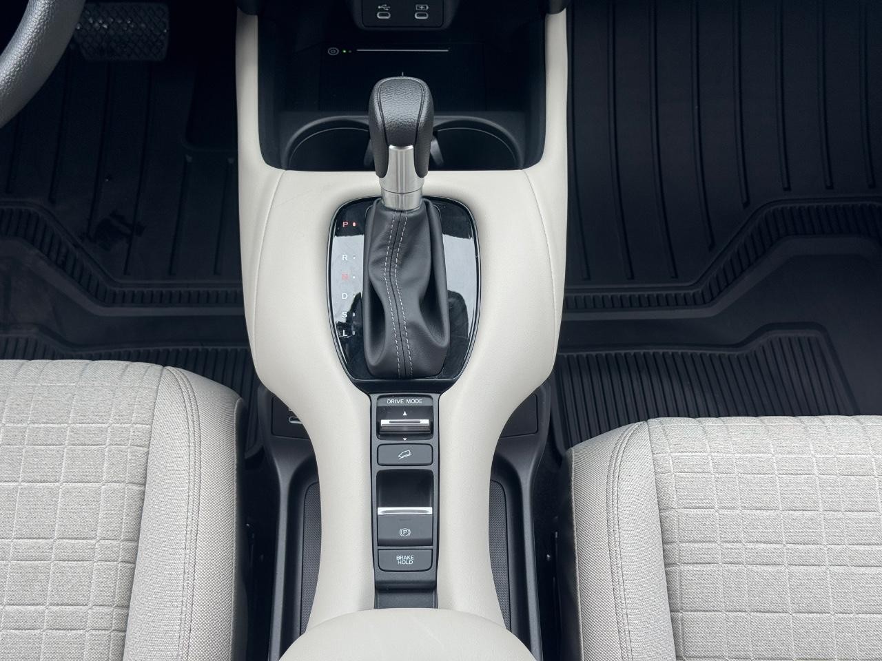 Honda HR-V Vehicle Full-screen Gallery Image 16